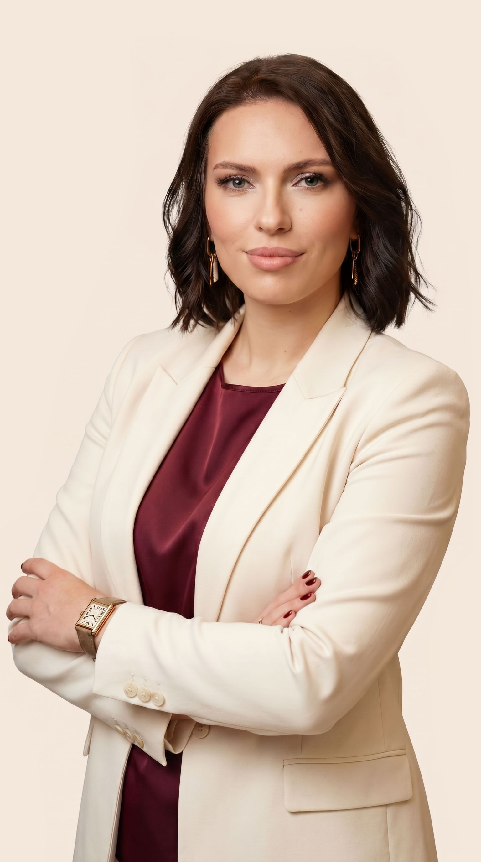 Justyna Wyganowska — portret, kremowa marynarka i bordowa bluzka